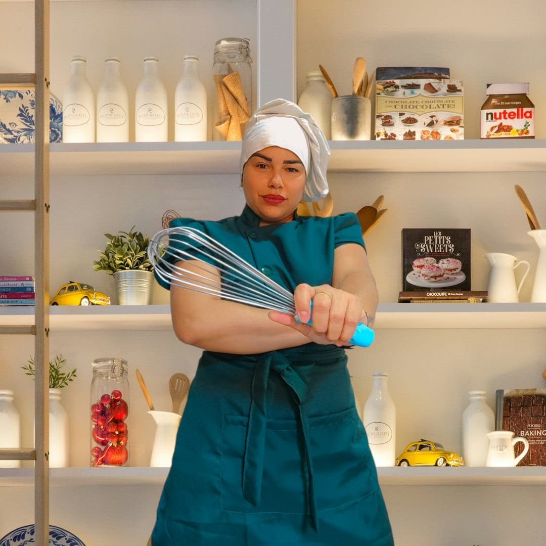 Thays trabalhando como confeiteira em seu ateliê